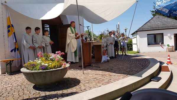Bischof Gerber feiert den Abschlussgottesdienst mit den Familien